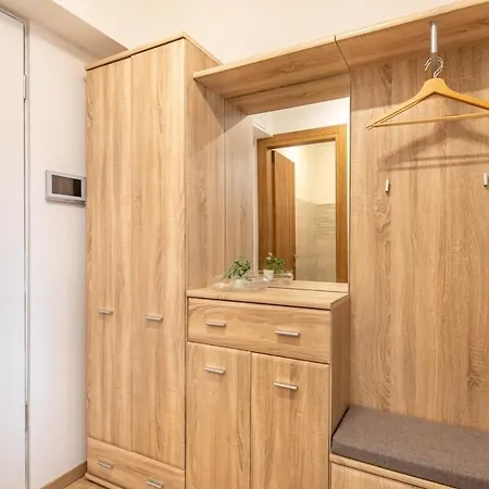 Jacuzzi On Terrace - Unique شقة