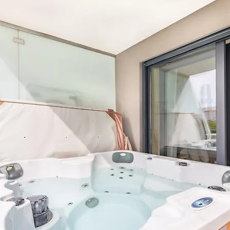 Jacuzzi On Terrace - Unique بودابست